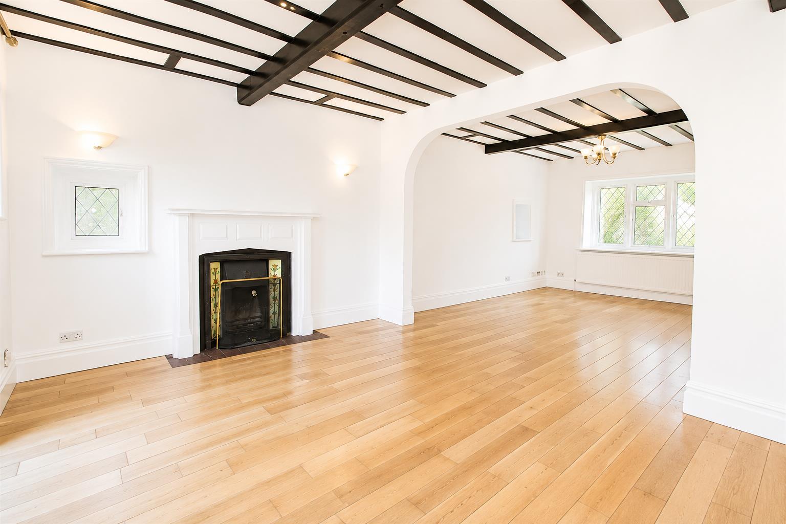 4 bed property in Woodcote Grove Road, Coulsdon
